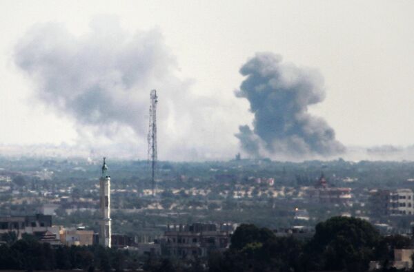 A picture taken from the Rafah border of the southern Gaza Strip with Egypt shows smoke billowing in Egypt's North Sinai on July 2, 2015 - Sputnik International