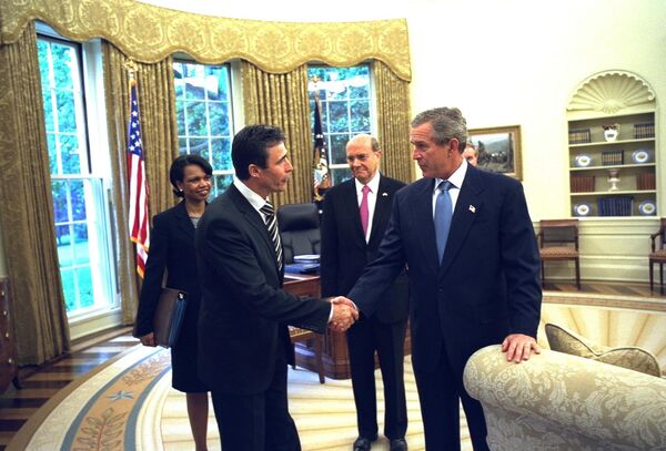 Photo obtained from the White House shows US President George W. Bush (R) saying goodbye to Danish Prime Minister Anders Fogh Rasmussen in the Oval Office at the White House 08 May, 2003 Photo obtained from the White House shows US President George W. Bush (R) saying goodbye to Danish Prime Minister Anders Fogh Rasmussen in the Oval Office at the White House 08 May, 2003 - Sputnik International