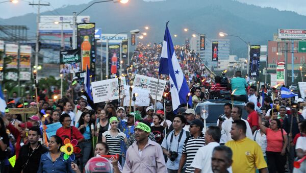 Protesters march to the Presidential House to demand the resignation of Honduras' President Juan Orlando Hernandez, in Tegucigalpa, Honduras, Friday, July 3, 2015 - Sputnik International