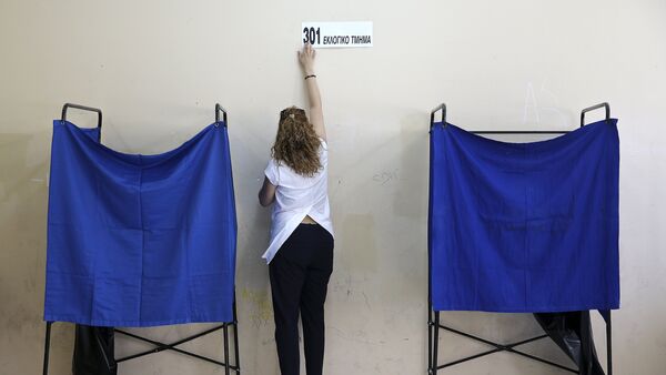A referendum official puts up a sticker reading 301 polling station at an Athens high school that will be used as a polling station for Sunday's referendum in Greece, July 4, 2015 - Sputnik International