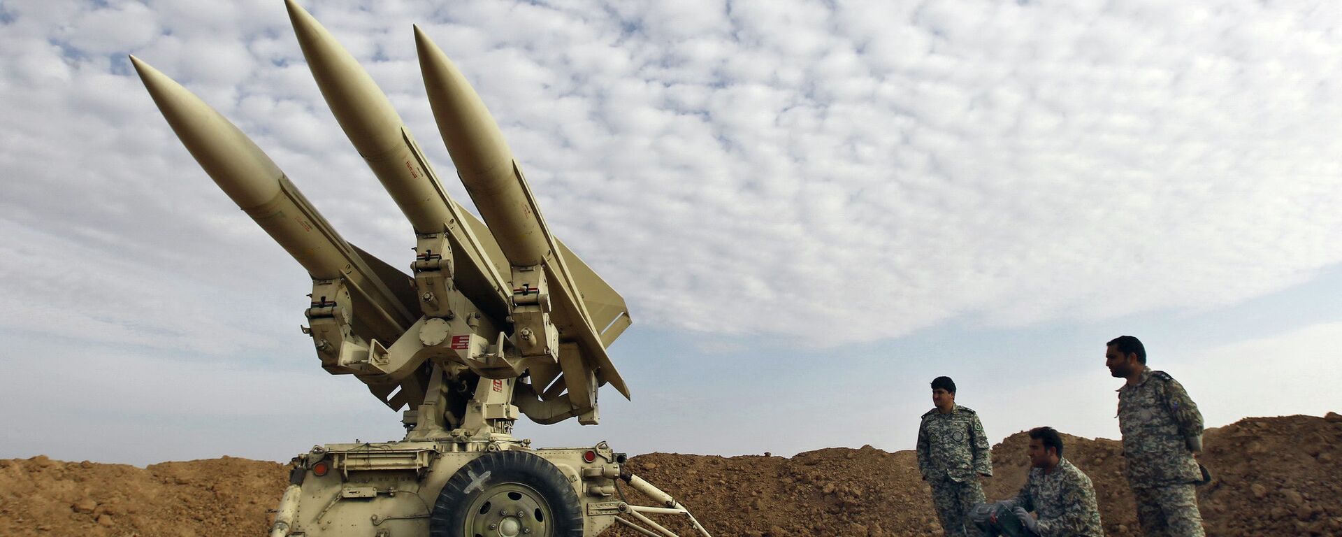 In this Nov. 13, 2012 file photo obtained from the Iranian Mehr News Agency, Iranian army members prepare missiles to be launched, during a maneuver, in an undisclosed location in Iran - Sputnik International, 1920, 17.06.2025