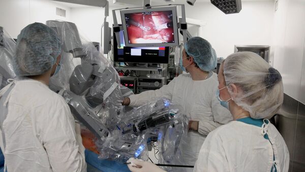 Doctors operate the Da Vinci Surgical System at the Medical Center of the Far Eastern Federal University on Russky Island in Vladivostok. - Sputnik International
