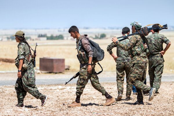 Kurdish People's Protection Units (YPG) fighters walk with their weapons at the eastern entrances to the town of Tal Abyad in the northern Raqqa countryside, Syria, June 14, 2015 Kurdish People's Protection Units (YPG) fighters walk with their weapons at the eastern entrances to the town of Tal Abyad in the northern Raqqa countryside, Syria, June 14, 2015 - Sputnik International