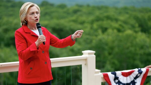 Democratic presidential candidate Hillary Rodham Clinton speaks to supporters at organizing event at a private residence, Saturday, July 4, 2015, in Glen, N.H. - Sputnik International
