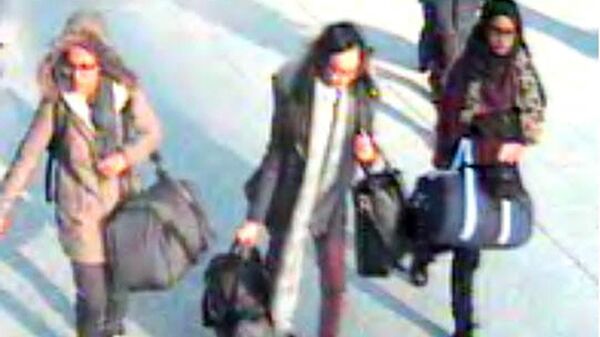 Amira Abase, left, Kadiza Sultana, center, and Shamima Begum, walk through Gatwick airport, south of London, before catching their flight to Turkey on Tuesday Feb 17, 2015 - Sputnik International