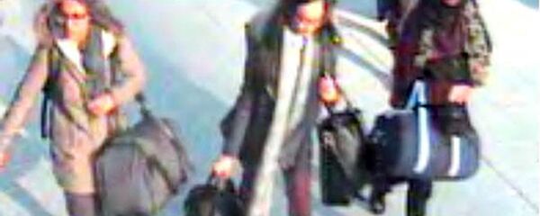 Amira Abase, left, Kadiza Sultana, center, and Shamima Begum, walk through Gatwick airport, south of London, before catching their flight to Turkey on Tuesday Feb 17, 2015 - Sputnik International