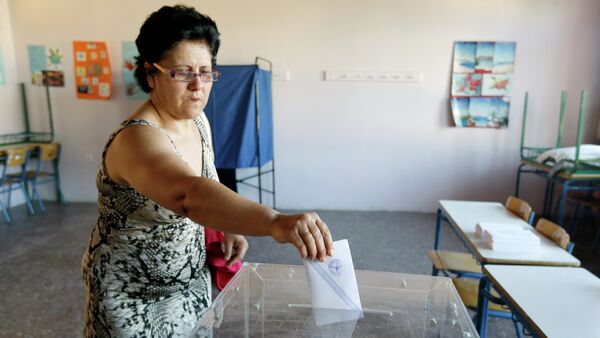 A woman casts her vote at a polling station in Athens, Sunday, July 5, 2015 - Sputnik International