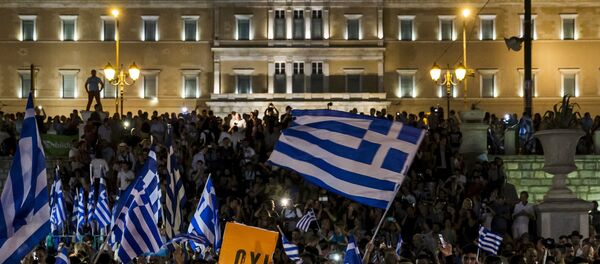 No supporters celebrate referendum results on a street in central in Athens, Greece July 5, 2015 - Sputnik International