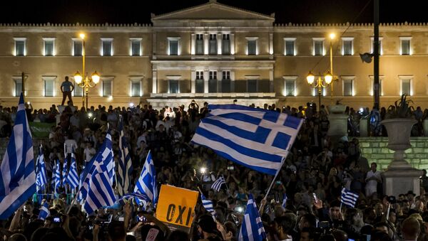 No supporters celebrate referendum results on a street in central in Athens, Greece July 5, 2015 - Sputnik International