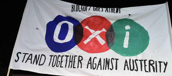 'NO' supporters hold a banner reading 'NO' in front of the parliament late in Athens on July 5, 2015 - Sputnik International