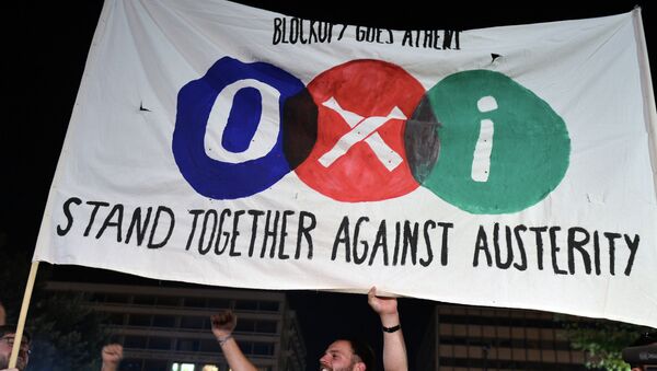 'NO' supporters hold a banner reading 'NO' in front of the parliament late in Athens on July 5, 2015 - Sputnik International