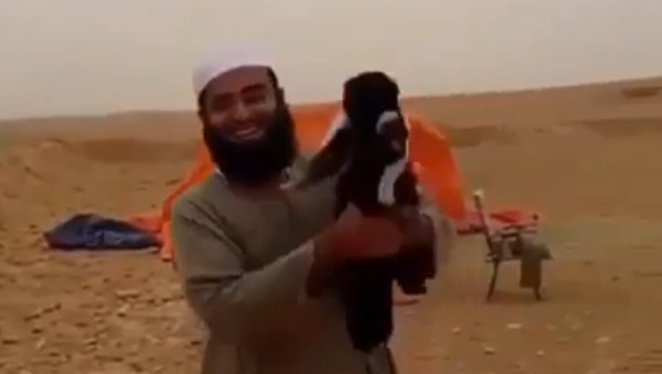 New-Level Duo: Man Singing With Goat Kid - Sputnik International