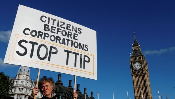 A demonstrator holds a banner in Parliament Square in London, Saturday, Oct. 11, 2014. - Sputnik International