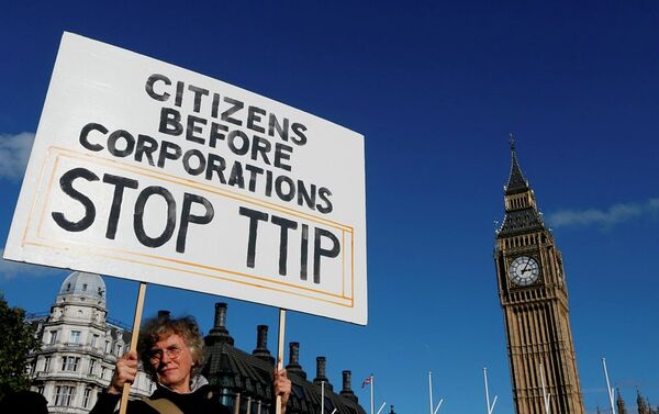 A demonstrator holds a banner in Parliament Square in London, Saturday, Oct. 11, 2014. - Sputnik International