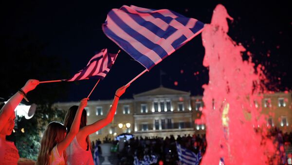 Young girls wave Greek flags - Sputnik International