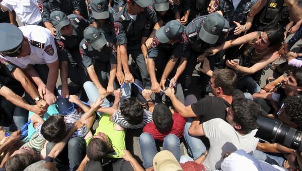 Protesters against a hike in electricity prices scuffle with policemen in Yerevan, Armenia, July 6, 2015. - Sputnik International