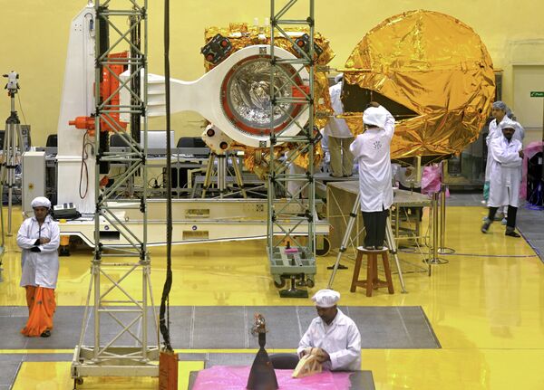 Scientists and engineers working on the Mars Orbiter vehicle at the Indian Space Research Organisation's (ISRO) satellite centre in Bangalore. - Sputnik International