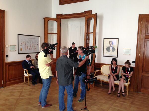 Journalists waiting for a ministerial meeting Journalists waiting for a ministerial meeting - Sputnik International