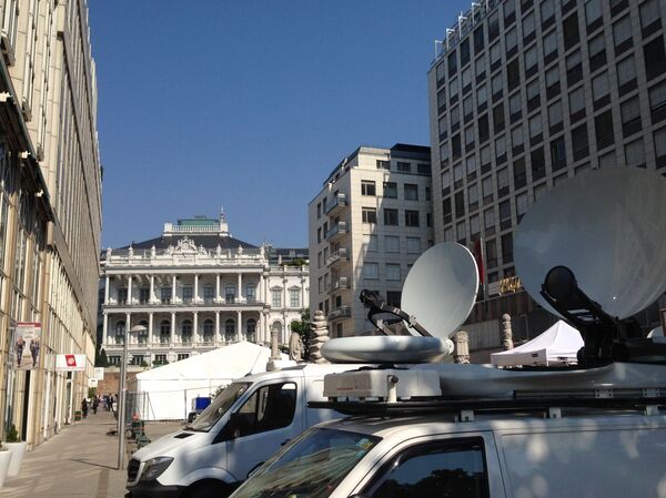 TV transmitters and the press center tent in front of the Palais Coburg TV transmitters and the press center tent in front of the Palais Coburg - Sputnik International