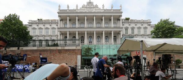 Journalists wait in front of Palais Coburg Journalists wait in front of Palais Coburg - Sputnik International