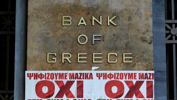 Posters reading We vote en masse, no the agreement'' are seen under a Bank of Greece sign in Athens, Friday, July 3, 2015. - Sputnik International
