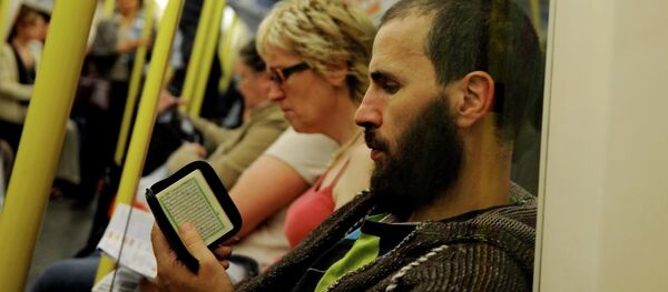 Commuters on London underground - Sputnik International