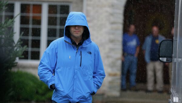 Subway restaurant spokesman Jared Fogle walks to a waiting car as he leaves his home in Zionsville, Ind - Sputnik International