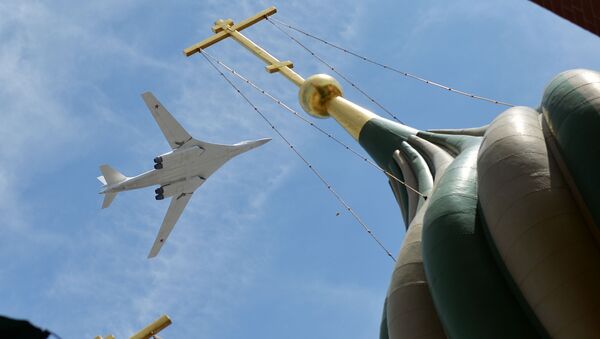 Cтратегический бомбардировщик-ракетоносец Ту-160 во время празднования 70-летия Победы в Великой Отечественной войне - Sputnik International