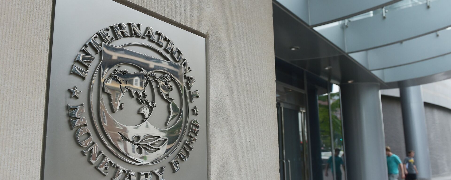 The seal of the International Monetary Fund is seen on a headquarters building in Washington - Sputnik International, 1920, 16.07.2024