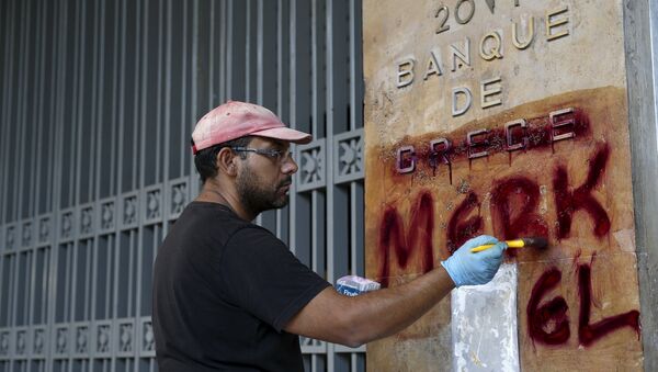 A worker cleans graffiti outside the central Bank of Greece building in Athens, Greece, July 7, 2015 - Sputnik International