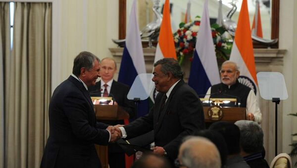 President of Rosneft Igor Sechin, left, and Chairman of Essar Shashi Ruia sign the agreement in New Delhi, December 11, in the presence of the President of the Russian Federation Vladimir Putin and the Prime-Minister of India Narendra Modi. - Sputnik International