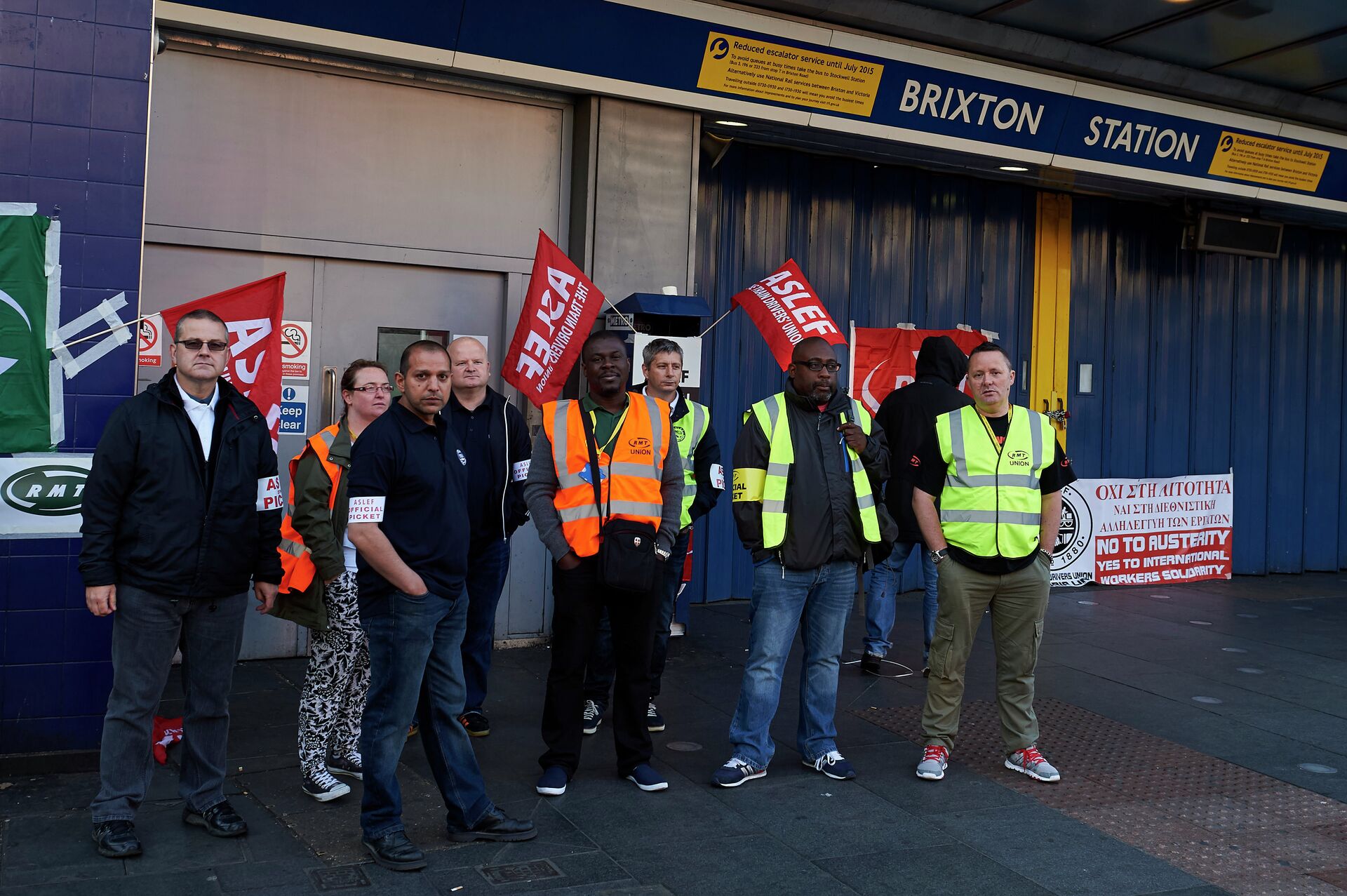 Protesters from the ASLEF and RMT unions stand at the locked gates of Brixton underground station during a tube strike in London on July 9, 2015 - Sputnik International, 1920, 21.06.2022