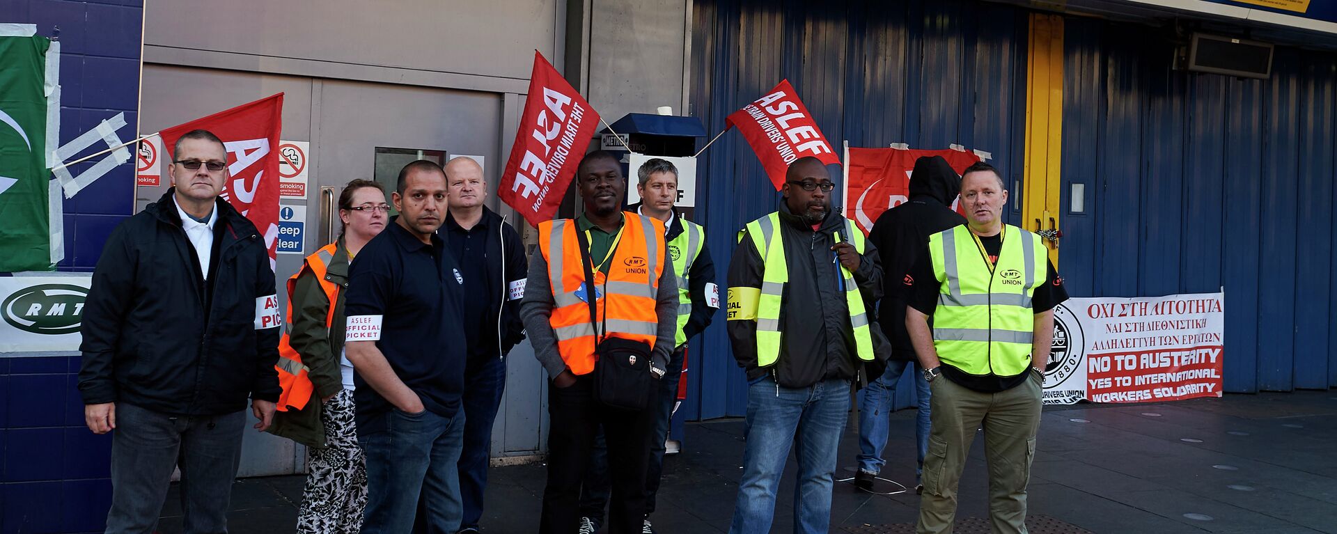 Protesters from the ASLEF and RMT unions stand at the locked gates of Brixton underground station during a tube strike in London on July 9, 2015 - Sputnik International, 1920, 19.06.2022