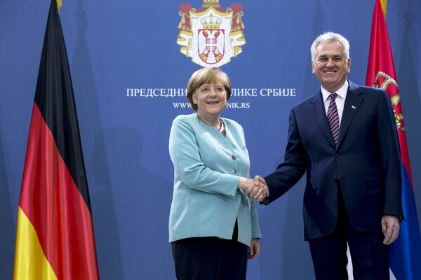 German Chancellor Angela Merkel shakes hands with Serbian President Tomislav Nikolic before their meeting in Belgrade, Serbia July 9, 2015 - Sputnik International