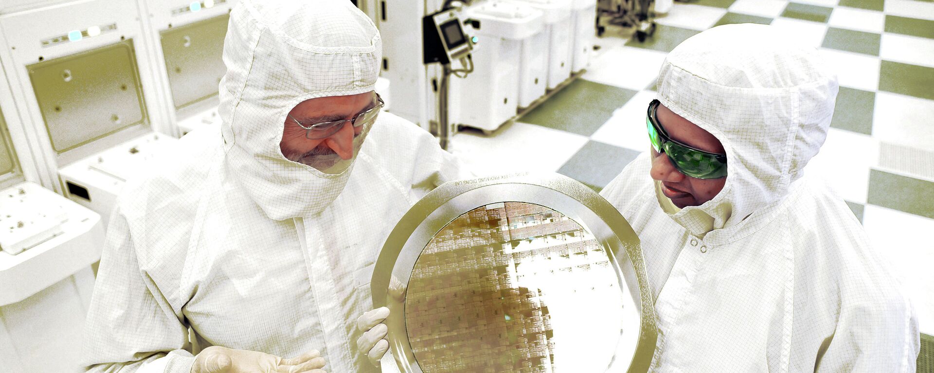 An alliance led by IBM Research has produced the semiconductor industry's first 7nm (nanometer) node test chips with functional transistors - Sputnik International, 1920, 13.09.2022