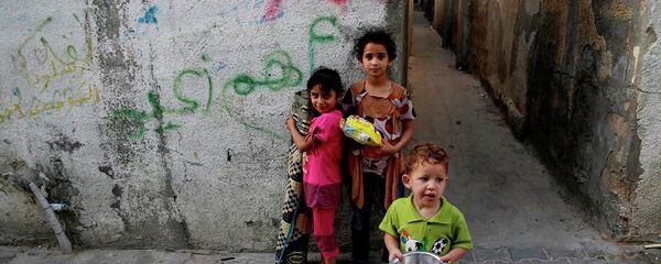 Palestinian children pose for a photo in Jebaliya refugee camp in the northern Gaza Strip, Thursday, May 14, 2015. Palestinian children pose for a photo in Jebaliya refugee camp in the northern Gaza Strip, Thursday, May 14, 2015. - Sputnik International