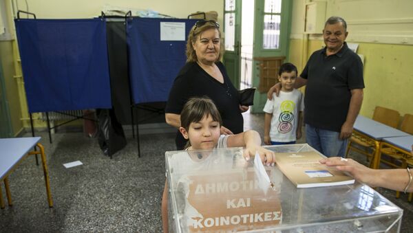 A child casts her grandmother's ballot during a referendum vote in Athens, Greece, July 5, 2015 - Sputnik International