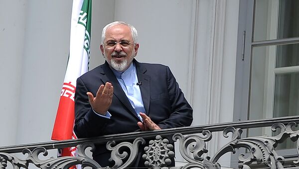 Iranian Foreign Minister Javad Zarif talks to media from bacon of the Palais Coburg Hotel, venue of the nuclear talks in Vienna, Austria on July 2, 2015 - Sputnik International
