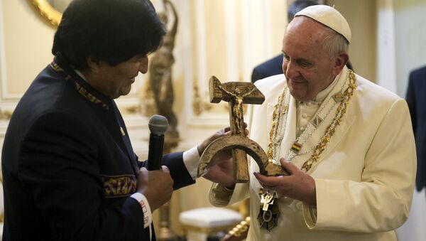 Pope Francis receives a gift from Bolivian President Evo Morales (L) in La Paz, Bolivia, July 8, 2015 - Sputnik International