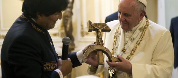 Pope Francis receives a gift from Bolivian President Evo Morales (L) in La Paz, Bolivia, July 8, 2015 Pope Francis receives a gift from Bolivian President Evo Morales (L) in La Paz, Bolivia, July 8, 2015 - Sputnik International