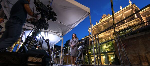 Sky News television crew make their report outside the Palais Coburg Hotel where the Iran nuclear talks meetings are being held in Vienna, Austria on July 9, 2015 Sky News television crew make their report outside the Palais Coburg Hotel where the Iran nuclear talks meetings are being held in Vienna, Austria on July 9, 2015 - Sputnik International