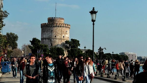 People walk at a main seaside avenue, as the White Tower is seen at the background, in the Greek northern town of Thessaloniki, Greece. - Sputnik International