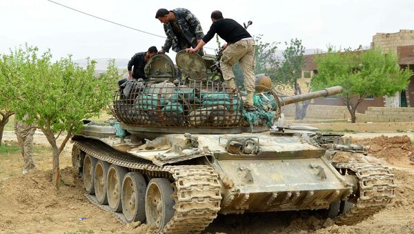 Syrian regime forces check a tank on May 9, 2015 in Assal al-Ward, a small regime-controlled village situated on the mountain of al-Kanissa in the Qalamun region - Sputnik International