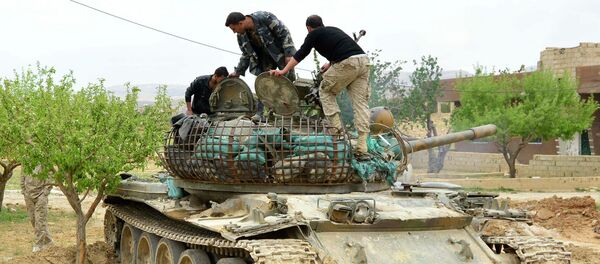 Syrian regime forces check a tank on May 9, 2015 in Assal al-Ward, a small regime-controlled village situated on the mountain of al-Kanissa in the Qalamun region - Sputnik International