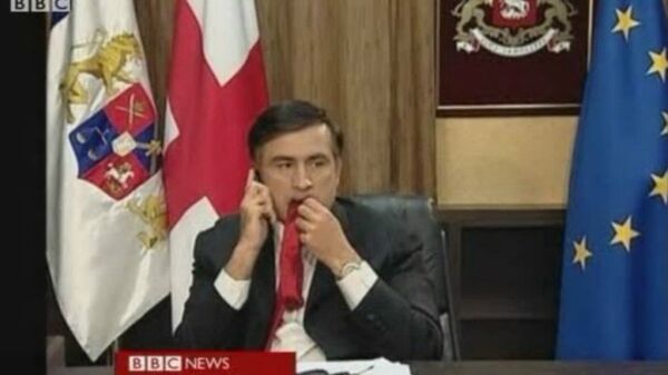 Saakashvili chewing his tie as he waited for a BBC interview. - Sputnik International