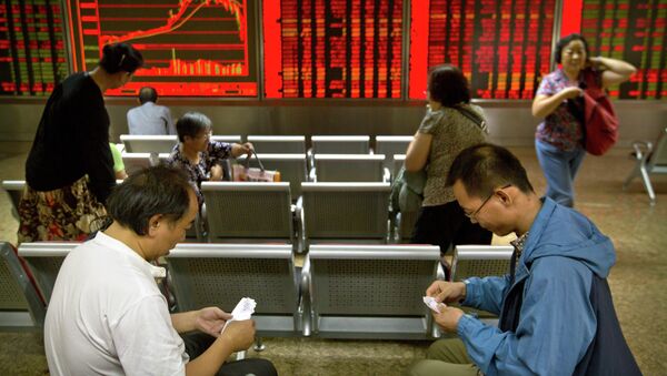 Chinese investors play cards as they sit in a brokerage house in Beijing, Friday, July 10, 2015 - Sputnik International