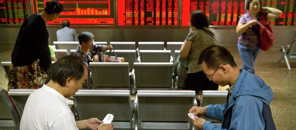 Chinese investors play cards as they sit in a brokerage house in Beijing, Friday, July 10, 2015 - Sputnik International