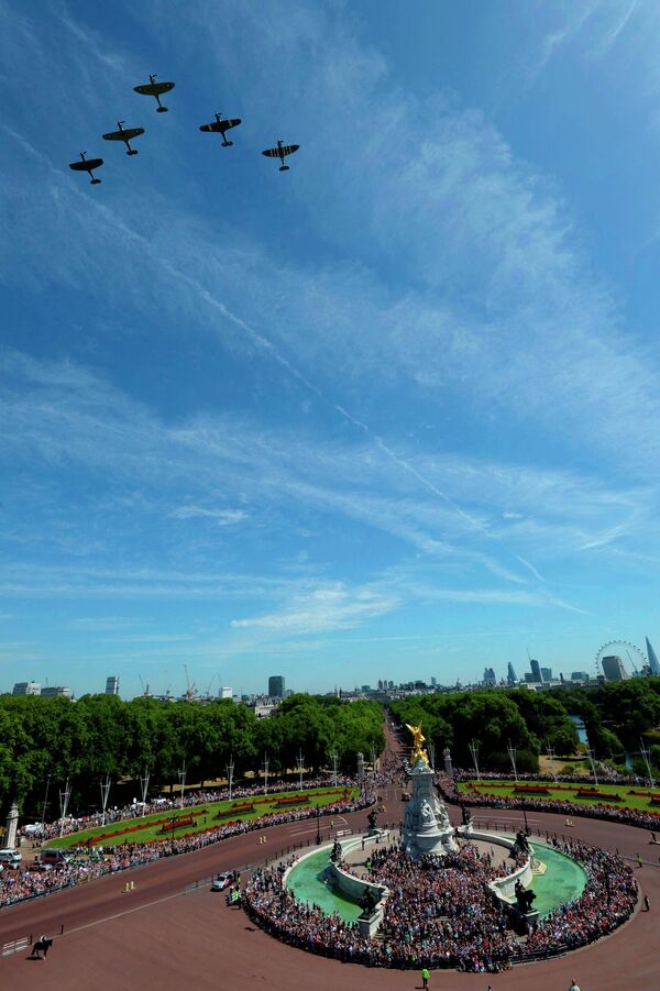 Part of the Royal Air Force flypast, containing three Spitfires and two Hurricanes, to mark the 75th anniversary of the Battle of Britain, passes over Buckingham Palace in London Friday July 10, 2015. Part of the Royal Air Force flypast, containing three Spitfires and two Hurricanes, to mark the 75th anniversary of the Battle of Britain, passes over Buckingham Palace in London Friday July 10, 2015. - Sputnik International