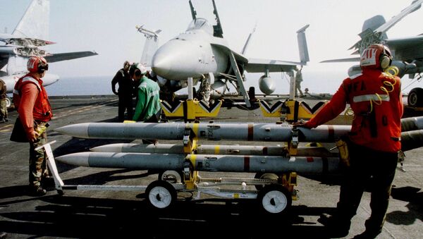 Crewmen handle sea sparrow rockets aboard the aircraft carrier USS Eisenhower in the Adriatic Sea in this June 30, 1998 file photo. - Sputnik International