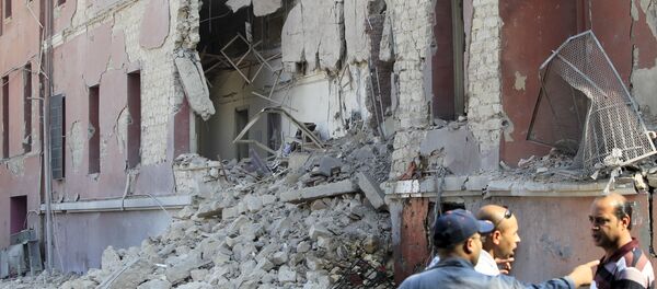 Onlookers stand near the site of a bomb blast at the Italian Consulate in Cairo, Egypt, July 11, 2015 - Sputnik International